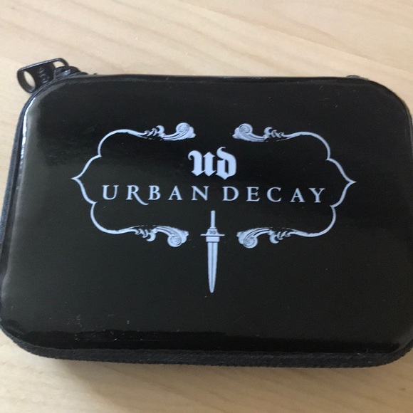 *RARE UD The Dangerous palette - Picture 2 of 2